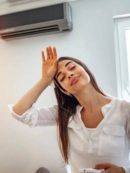 puertorriqueña feliz por su mantenimiento de aire acondicionado en el mismo dia